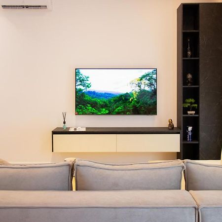 Luxury Rooftop 23 Bed & Breakfast Tirana Exterior foto