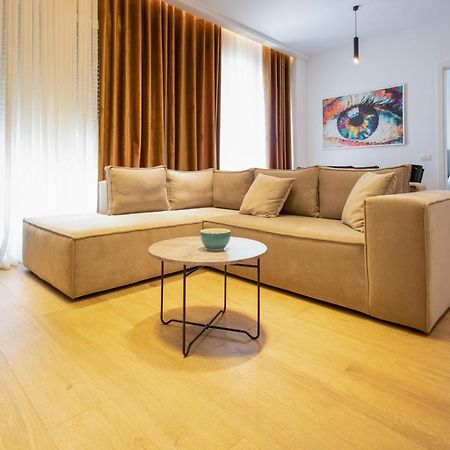 Luxury Rooftop 23 Bed & Breakfast Tirana Exterior foto