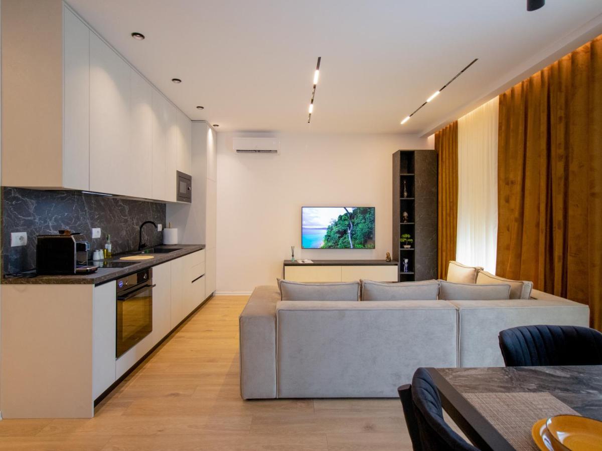 Luxury Rooftop 23 Bed & Breakfast Tirana Exterior foto