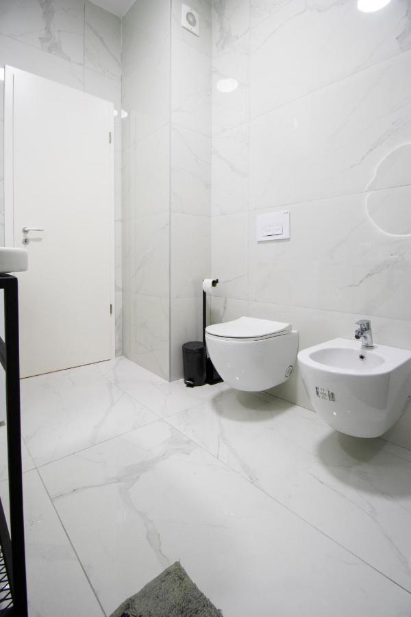 Luxury Rooftop 23 Bed & Breakfast Tirana Exterior foto