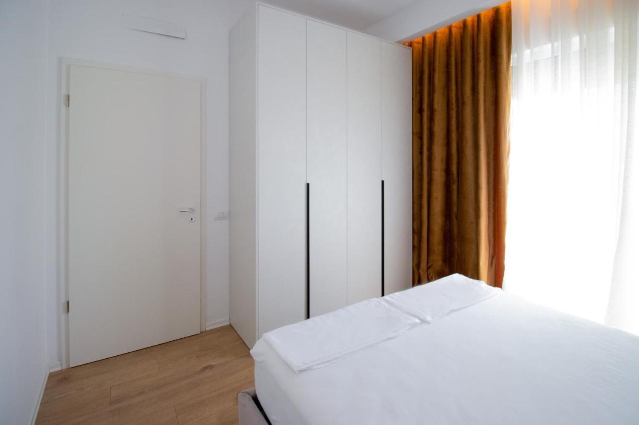 Luxury Rooftop 23 Bed & Breakfast Tirana Exterior foto