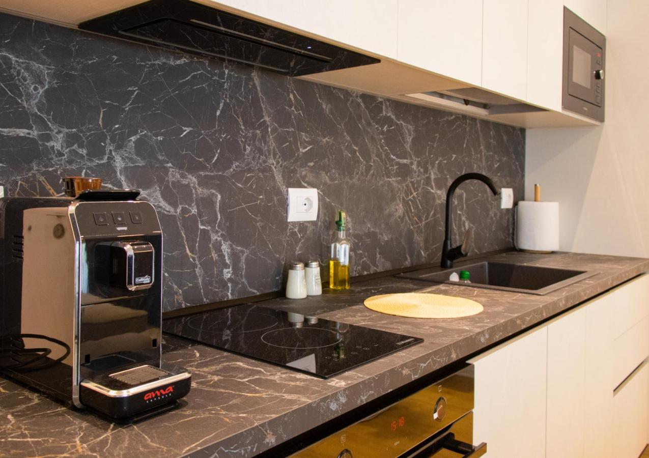Luxury Rooftop 23 Bed & Breakfast Tirana Exterior foto