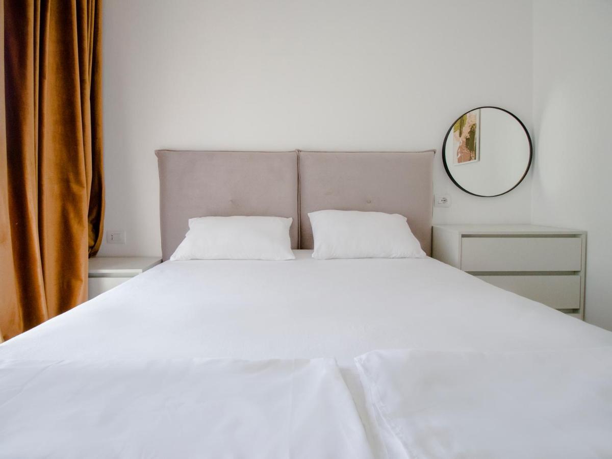 Luxury Rooftop 23 Bed & Breakfast Tirana Exterior foto