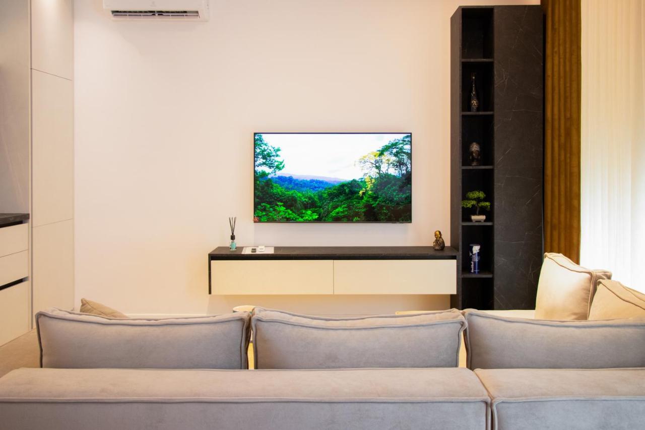 Luxury Rooftop 23 Bed & Breakfast Tirana Exterior foto