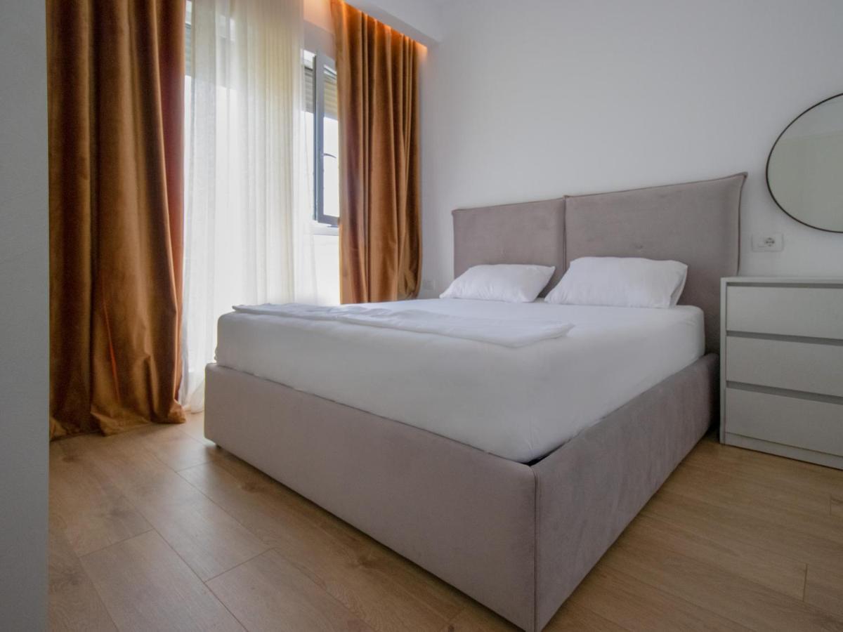 Luxury Rooftop 23 Bed & Breakfast Tirana Exterior foto