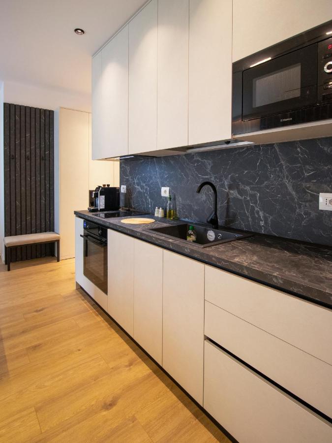 Luxury Rooftop 23 Bed & Breakfast Tirana Exterior foto